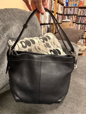 Classic Black Leather Shoulder Bag - Unbranded